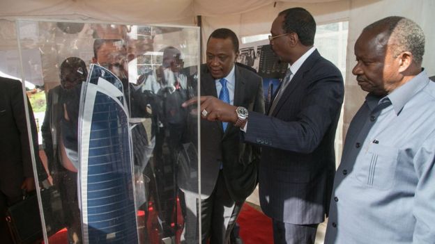 Rais Uhuru kenyatta akionyeshwa picha za jumbe hilo refu