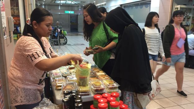 Pusat perbelanjaan bawah tanah di Taipei berubah menjadi kawasan kecil Indonesia, pada suatu Minggu. Aroma nasi goreng dan pisang goreng dapat tercium dengan mudah.