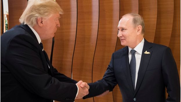 ABD Başkanı Trump ile Rusya Devlet Başkanı Putin Hamburg'da el sıkışıyor.