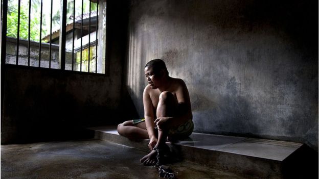 Enfermo mental confinado en Bali