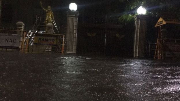 மின் இணைப்பு இல்லை; சாலை எங்கும் வெள்ளம்: நள்ளிரவில் தவித்த சென்னைவாசிகள் (புகைப்படத் தொகுப்பு)