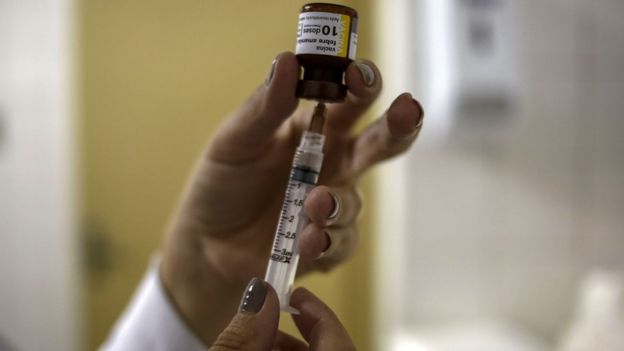 Profissional de saúde prepara aplicação de vacina contra febre amarela