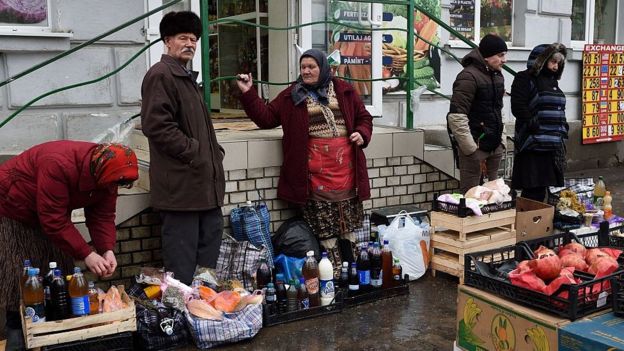 Personas vendiendo alcohol en Moldavia
