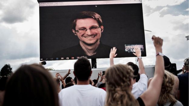 Snowden en una pantalla gigante