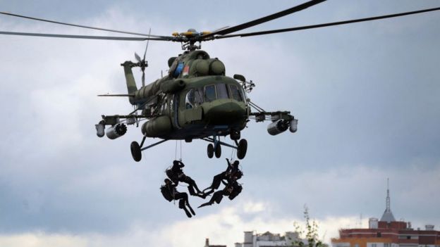 Militares tirándose de un helicóptero