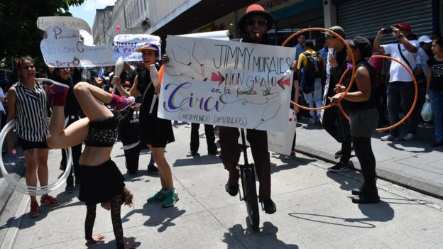 Personas de diferentes sectores sociales marchan durante una huelga nacional que exige al presidente de Guatemala, Jimmy Morales, ya varios legisladores que están bajo una nube de sospechas de corrupción dimitir, en Ciudad de Guatemala el 20 de septiembre de 2017.
