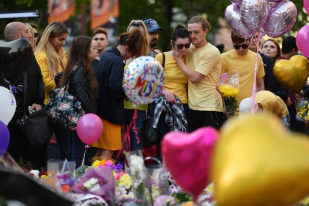 மான்செஸ்டர் தாக்குதல்: அமெரிக்காவுடன் தகவல் பரிமாற்றத்தை நிறுத்திய பிரிட்டன்