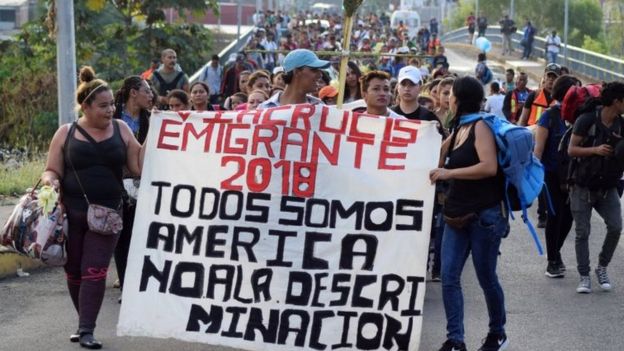 Centroamericanos caminan por una calle de Chiapas