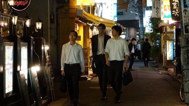 Japon gençler gece sokakta yürüyor