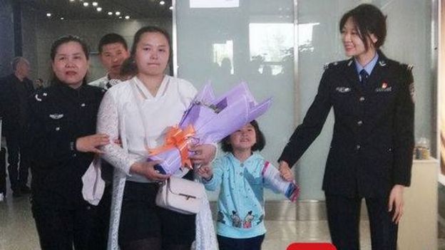 康英和她的家人在机场