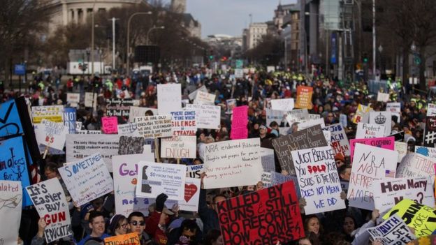 Öğrenciler, Washington'daki Pensilvanya Caddesi'nde toplandı.