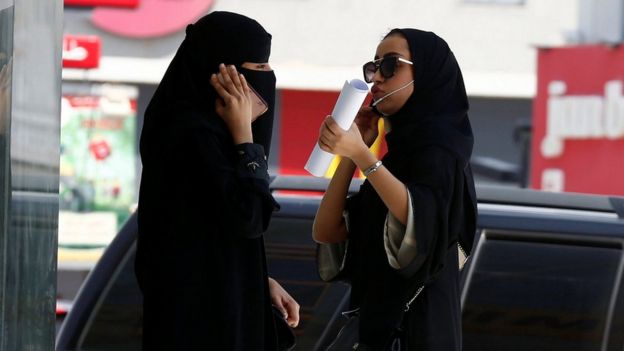 Saudi women speak on phones in Riyadh, Saudi Arabia (27 September 2017)