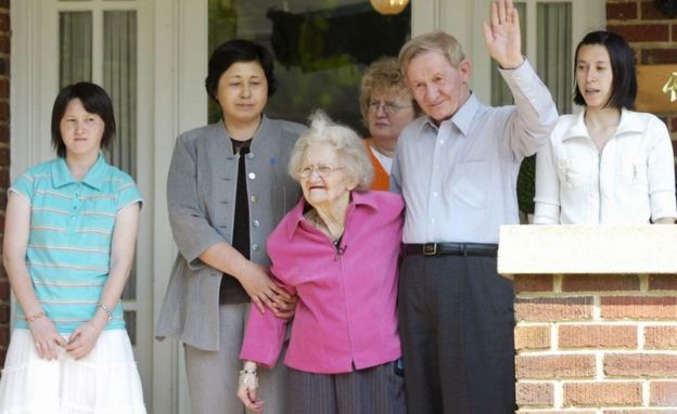詹金斯65歲時，在北卡羅萊納州與91歲的母親團聚