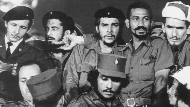 El Che junto a guerrilleros