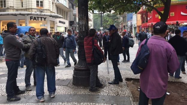 Trabalhadores na esquena das ruas Dom José de Barros e Barão de Itapetininga