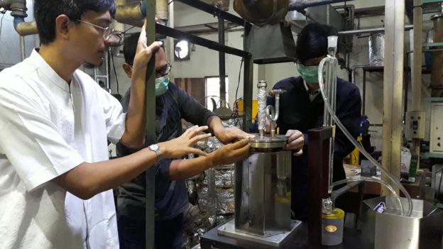 Pandji Prawisudha dari Institut Teknologi Bandung menerangkan cara kerja reaktor pirolisis yang mengubah sampah plastik menjadi bahan bakar minyak.