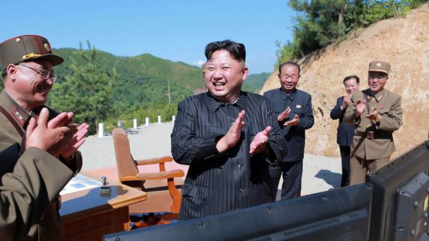 Kim Jong-un y altos miliares norcoreanos.