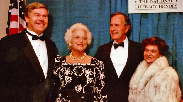 John Corcoran (izq.) con su esposa (der.) y Barbara y George Bush