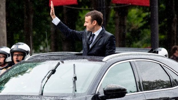 Emmanuel Macron en su auto.