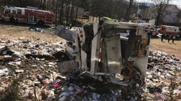 விபத்துக்குள்ளான லாரி