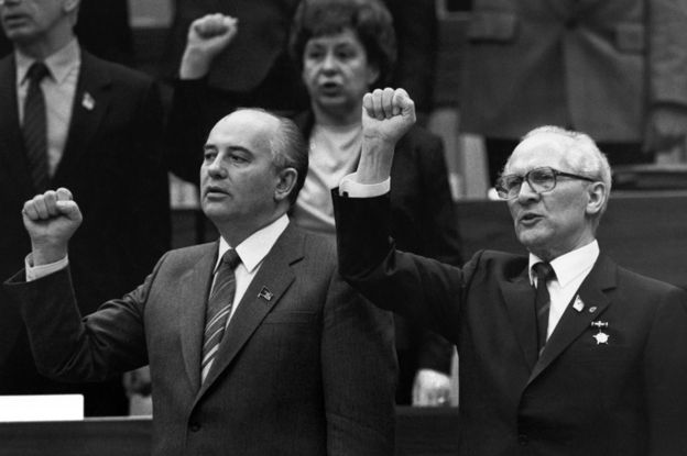 Mikhail Gorbachev y el líder de Alemania Oriental Erich Honecker cantando la Internacional en Berlín (1986).