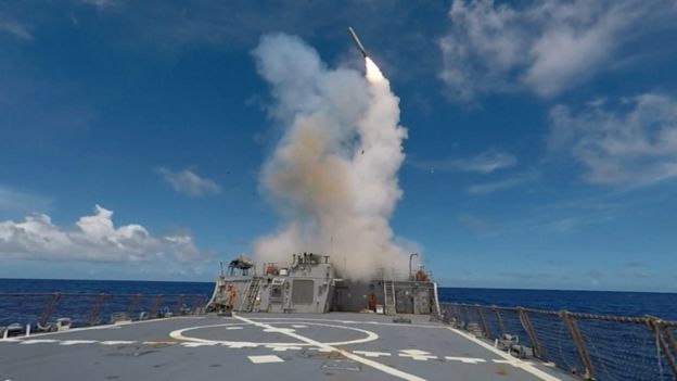 En esta imagen de una maniobra de entrenamiento de septiembre en 2016, se ve el lanzamiento de un Tomahawk desde un destructor estadounidense.