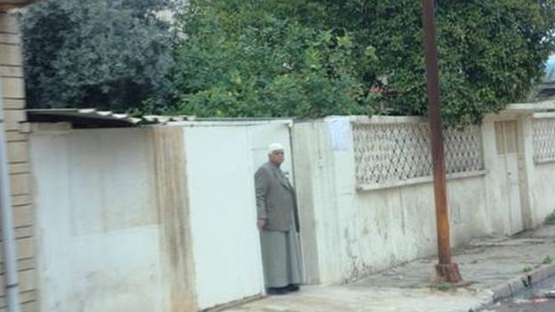 نزح الآلاف من المناطق التي يسيطر عليها تنظيم الدولة الإسلامية بالموصل، لكن بقي الآلاف محاصرين في المدينة