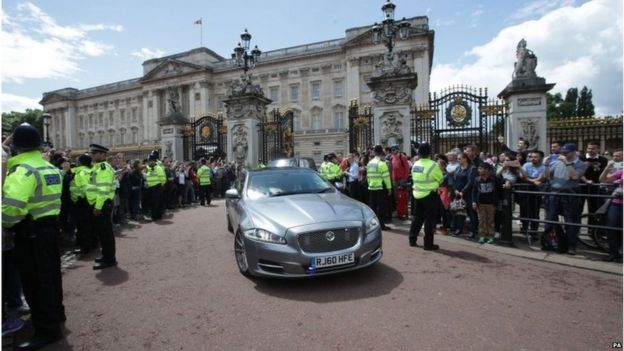 O carro da Sra. May sai do Palácio de Buckingham