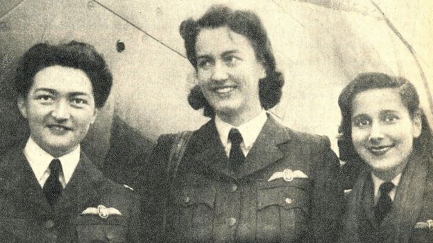 En el escuadrón del Air Transport Auxiliary, de las fuerzas aéreas británicas, participaron 168 mujeres durante toda la segunda guerra mundial, entre ellas la piloto chilena Margot Duhalde (izquierda). Foto cortesía del Museo Nacional Aeronáutico y del Espacio de Chile.