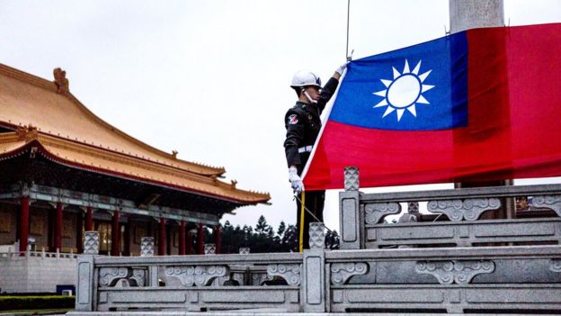 台湾中正纪念堂前两名宪兵升旗(资料图片)