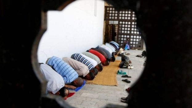 Homens rezam em uma mesquita de Túnis