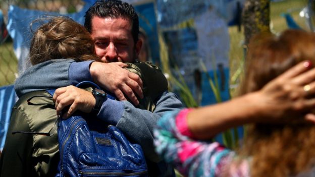 Pessoas se abraçam em ponto de apoio a buscas por submarino desaparecido na Argentina
