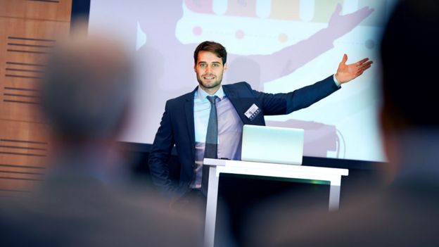 Imagen de un hombre dando una presentación en Power Point.