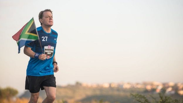 Eddie Izzard correndo uma das maratonas diárias a que se propôs aceitando um desafio para uma campanha de caridade