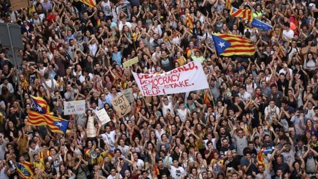 People shout during a protest outside the main police station in Barcelona (03 October 2017)