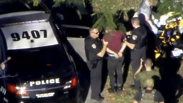 Homem foi levado pela polícia após tiroteio em escola na Flórida