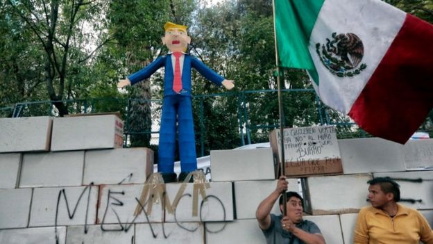 Mexicans protest against Mr Trump's proposal to build a wall along the US-Mexico border, Mexico City, 21 Jan 2017