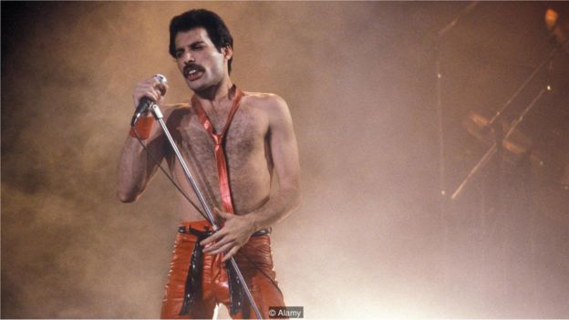 Queen qrupunun əfsanəvi ifaçısı Freddie Mercury, fars ailəsinin zərdüşti inancından ilham alırdı