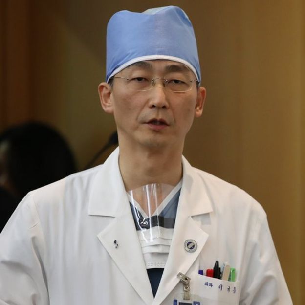 Cirujano surcoreano Lee Cook-jong