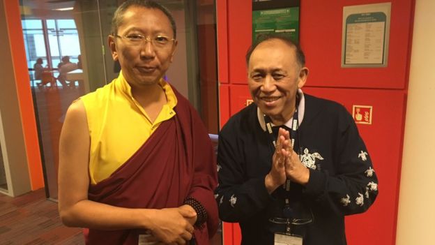 Đại sư Shayalpa Tenzin Rinpoche (trái) và một biên tập viên của BBC Miến Điện