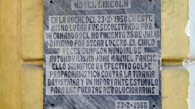 Placa que conmemora el secuestro de Fangio