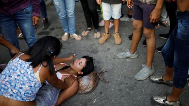 Mulher desmaiada na porta da cadeia de Valencia