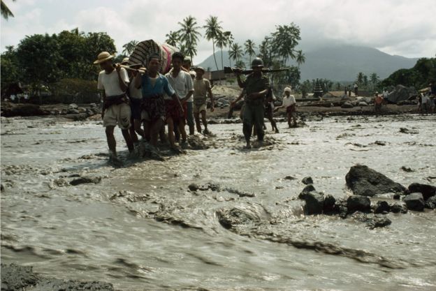 Ribuan warga terusir dari rumah dan kampung mereka yang dihancurkan letusan gunung, dan harus mengungsi ke tempat yang lebih aman. 