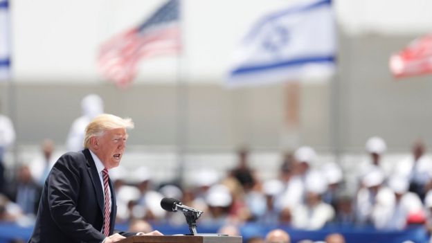 Trump akihutubu baada ya kuwasili uwanja wa ndege wa Ben Gurion eneo la Lod, nje ya mji wa Tel Aviv, Israel, 22 Mei 2017