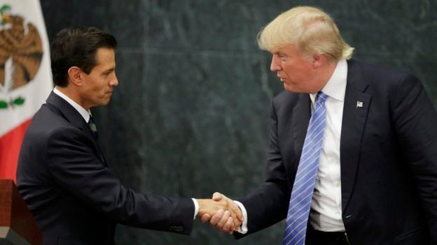 Peña Nieto dándole la mano a Donald Trump.