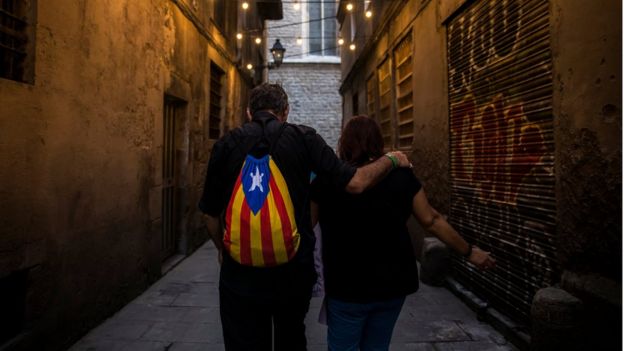 2017年10月11日，一名男子在巴塞羅那背著一雙肩包，上面有份加泰分離主義旗幟
