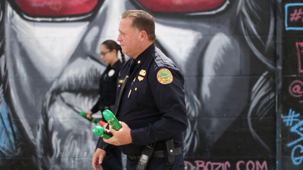 Policía con repelentes de mosquitos en Wynwood