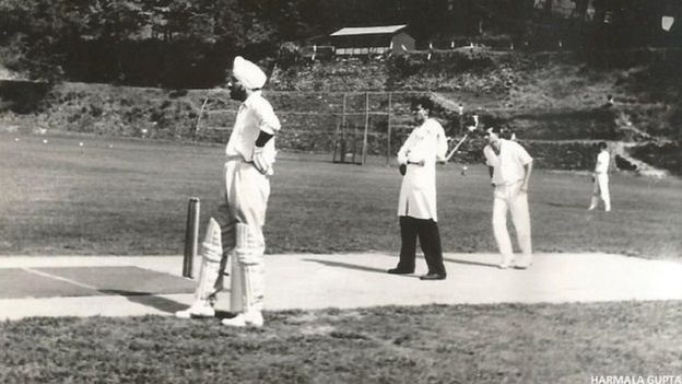 விளையாட்டில் விருப்பம் கொண்ட ஜென்ரல் ஹர்பக்ஷ் சிங், கிரிக்கெட் மற்றும் ஹாக்கியில் சிறந்த வீரராகவும் இருந்தார்