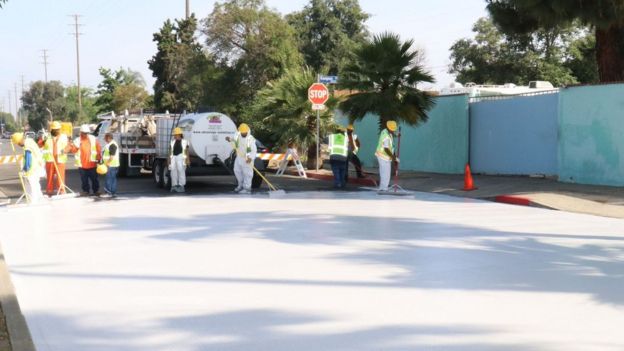Extendiendo el CoolSeal sobre una calle de Los Ángeles