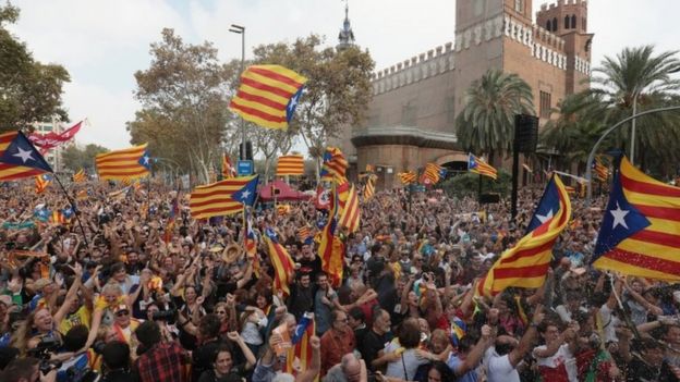 Simpatizantes de la independencia de Cataluña celebran el voto en el parlamento.